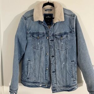 Hollister Men's Light Blue Denim Jacket with Cream Sherpa Collar